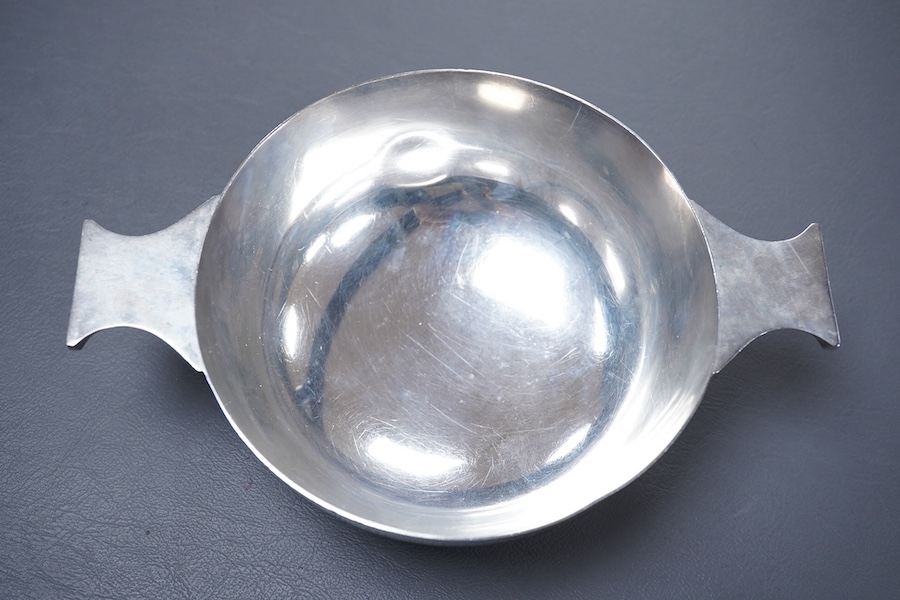 A George V silver quaich, by Henry Wigful, Sheffield, 1918, with lug handles, 19.5cm over handles, 9.8oz.